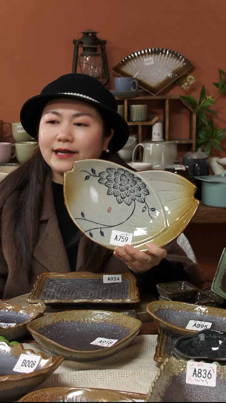 陶瓷A759 一只手绘蓝莲花花苞小号异形盘26*16*5.5微瑕