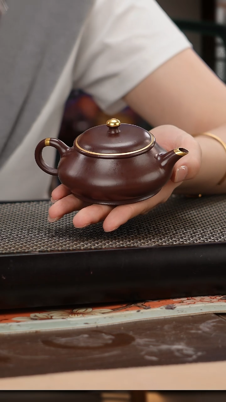 茶壶紫砂四号井茄皮紫泥描金明炉130cc