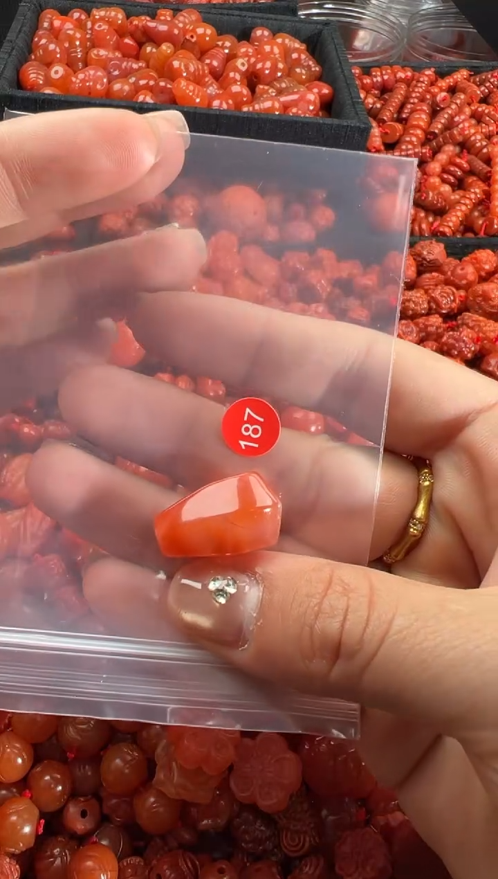 【闪购商品】南红玛瑙未镶嵌颈饰1