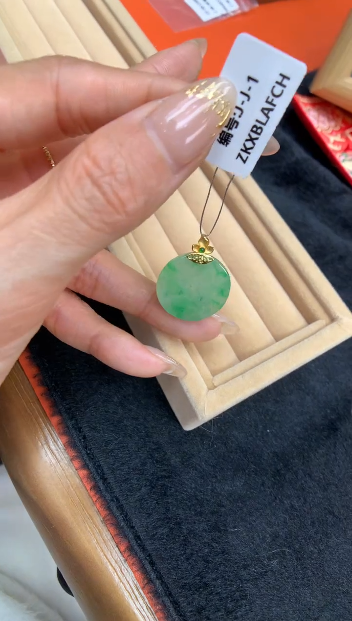 【闪购商品】翡翠颈饰18K金镶嵌无事牌
