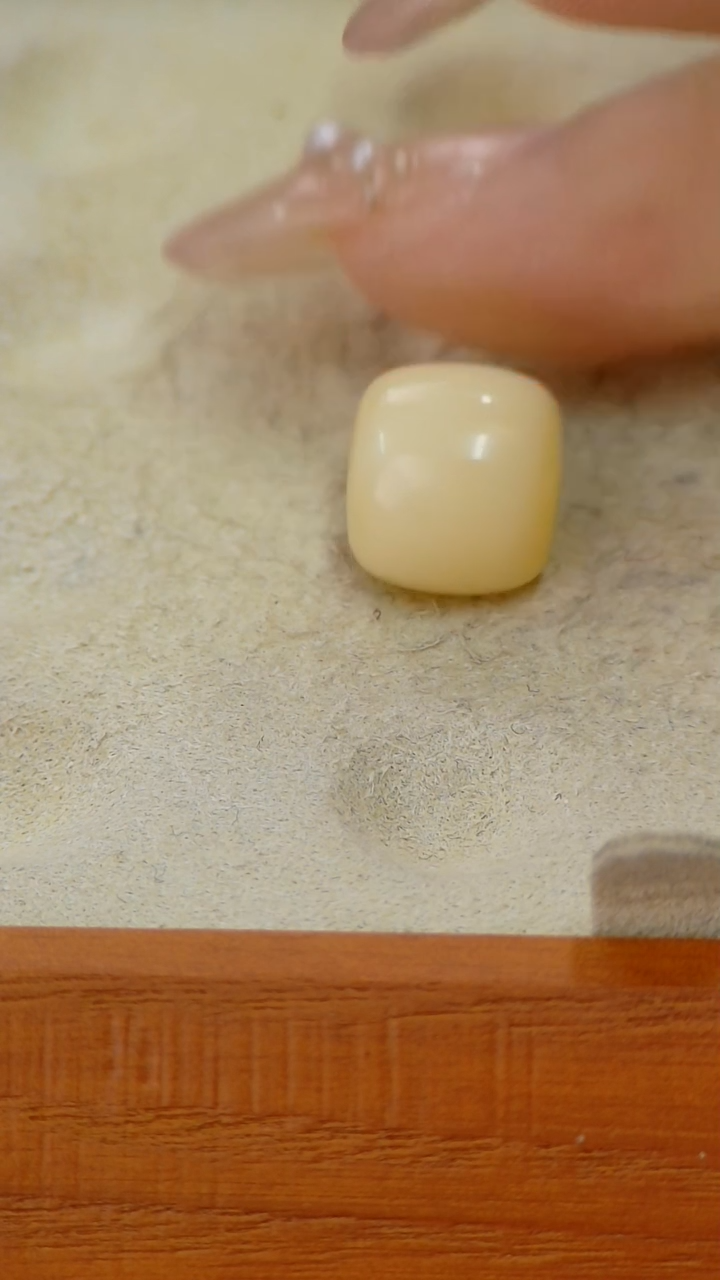 【闪购商品】蜜蜡裸石未镶嵌俄料微瑕11.6*10.6m0.956克