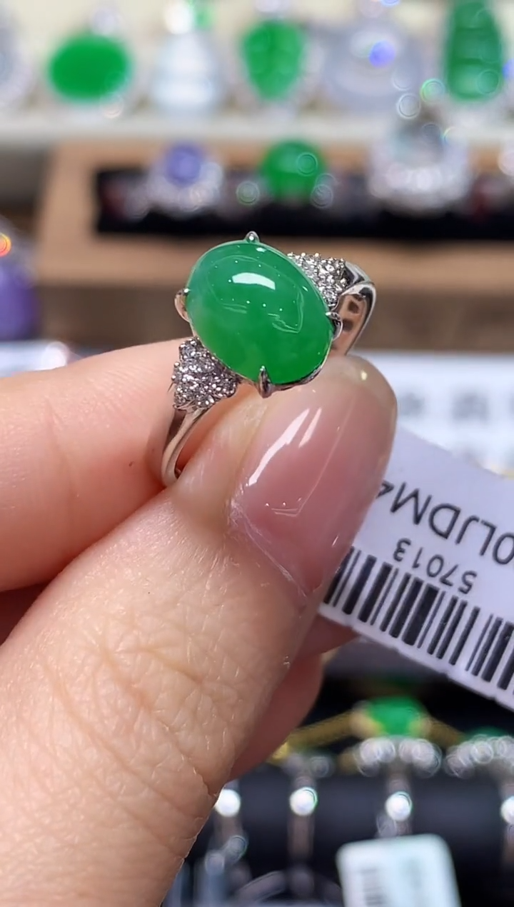 18K金镶嵌戒指翡翠多样性发其一