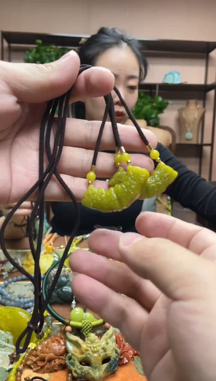 未镶嵌岫玉吊坠多样性发货发其中之一