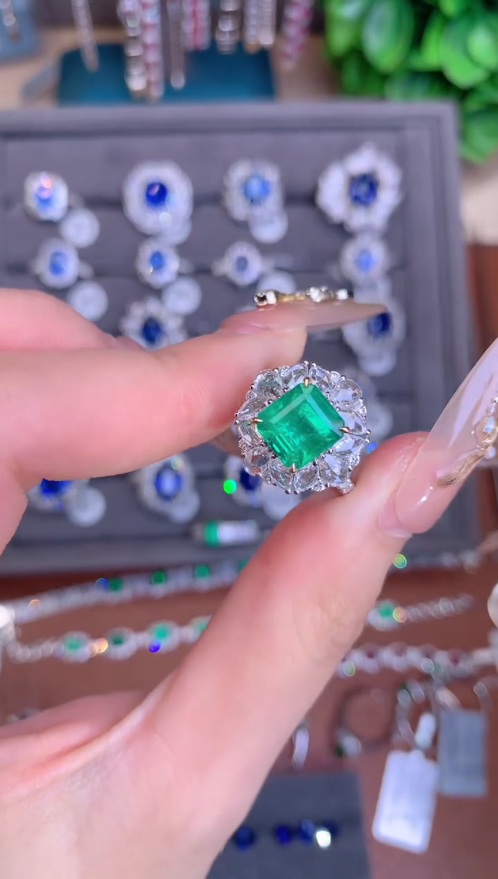 【闪购商品】祖母绿戒指18K金镶嵌2.22CT