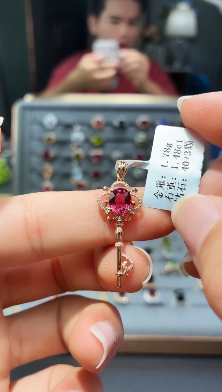 颈饰18K金镶嵌碧玺1.48.