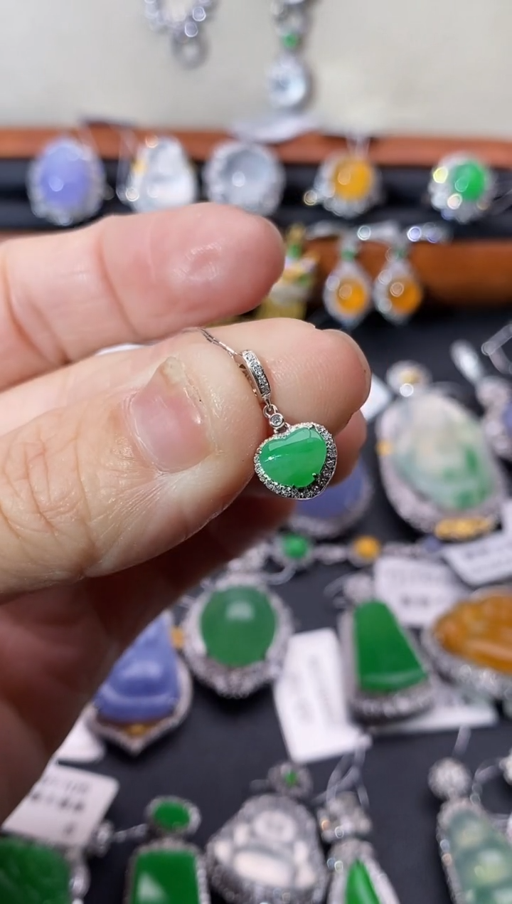 【闪购商品】翡翠吊坠(不含链)18K金镶嵌吊坠