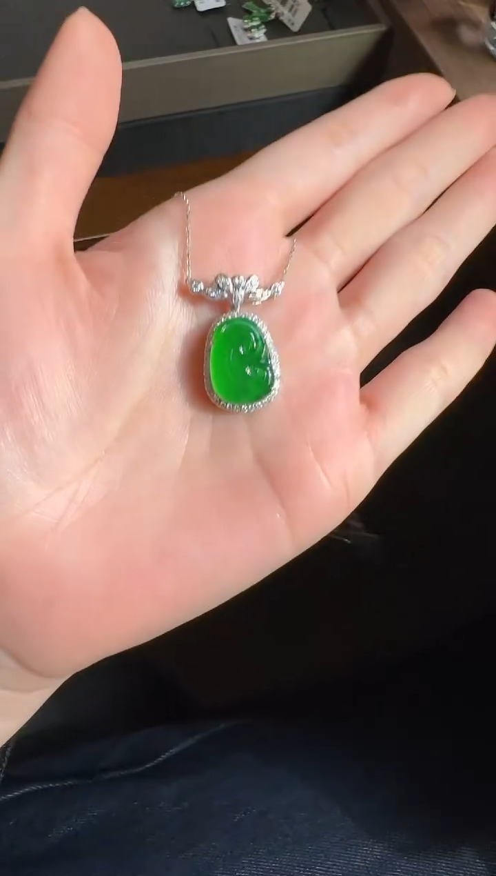 翡翠未镶嵌颈饰如意