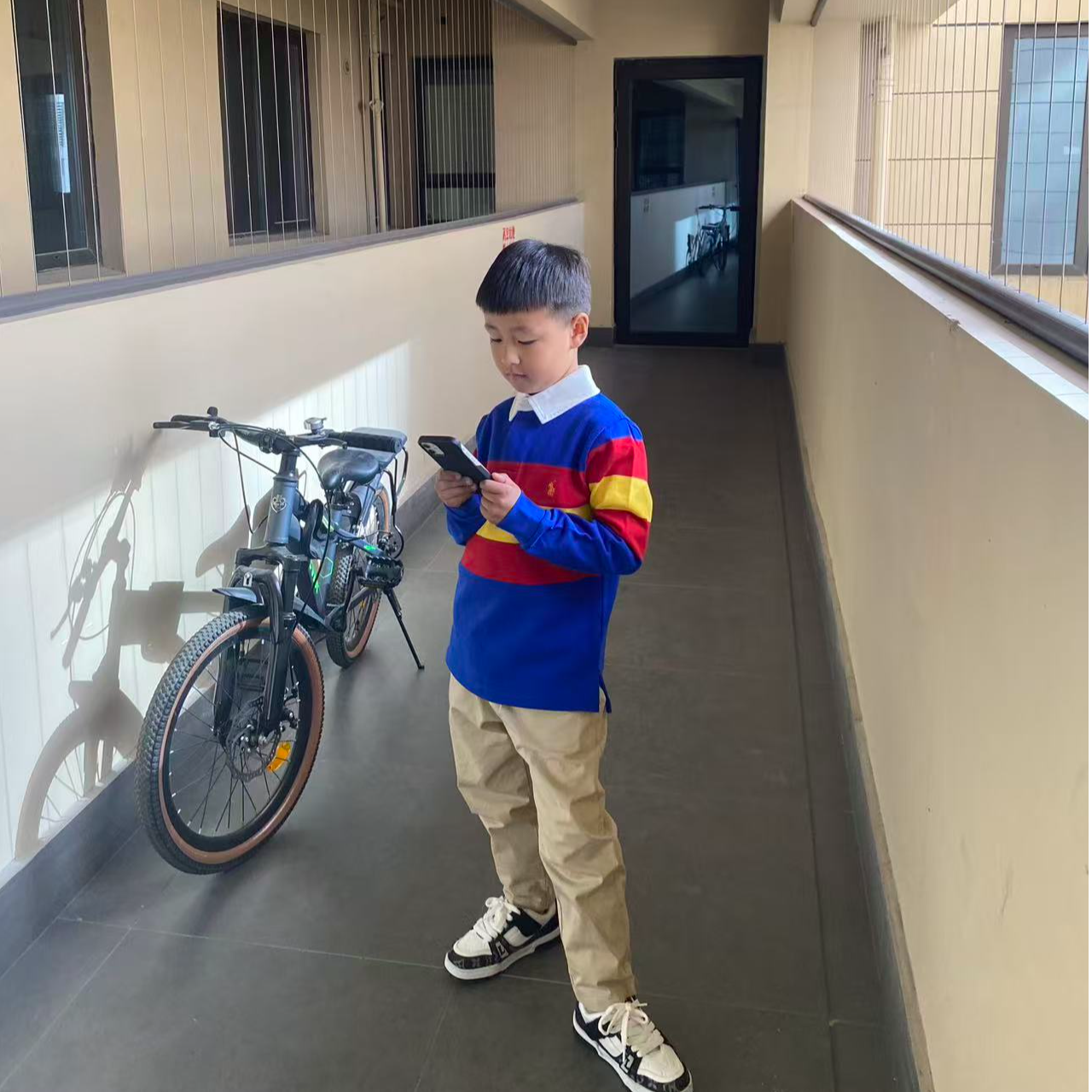 男女童白色带领长袖