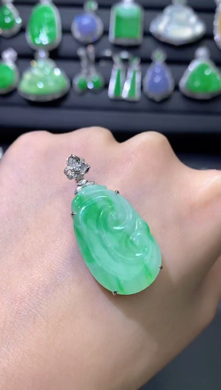 颈饰18K金镶嵌翡翠如意