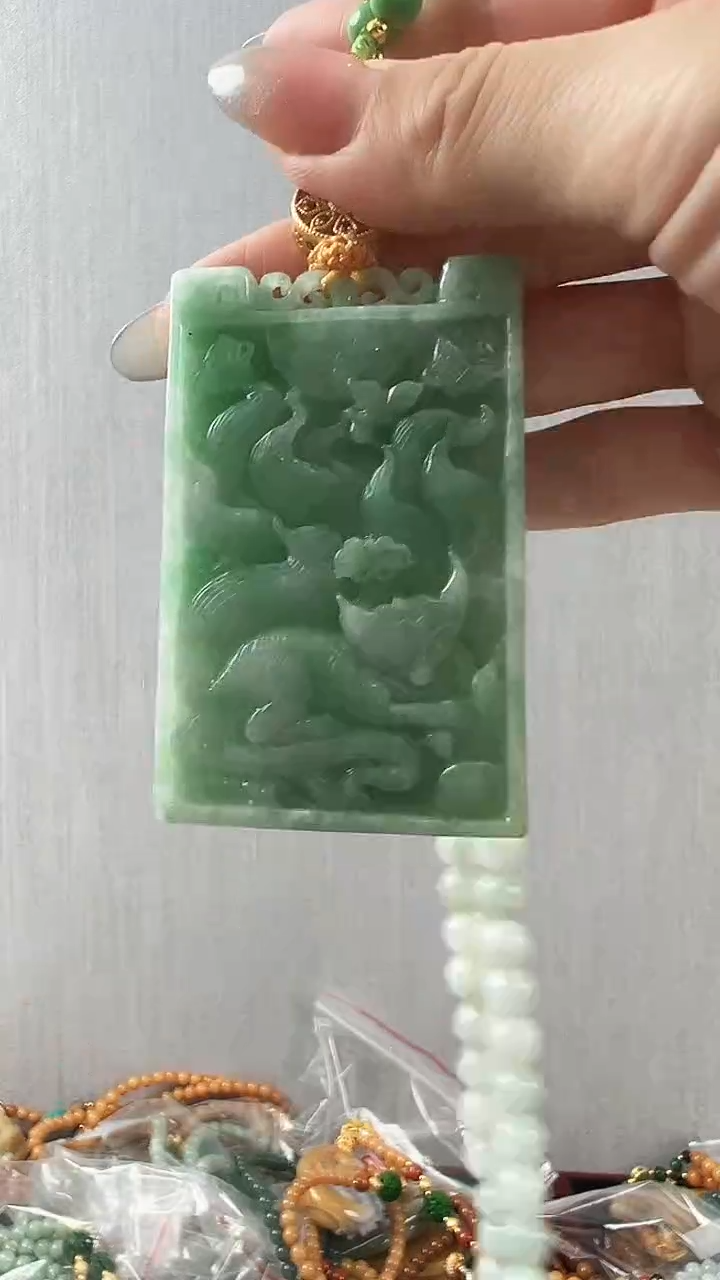 颈饰未镶嵌翡翠九尾狐