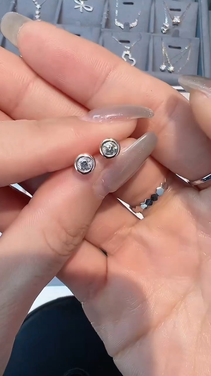 【闪购商品】钻石耳饰18K金镶嵌耳钉