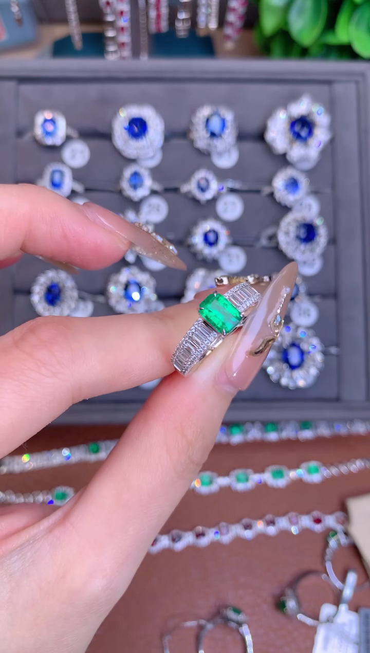 【闪购商品】祖母绿戒指18K金镶嵌0.85CT  潘杰希尔