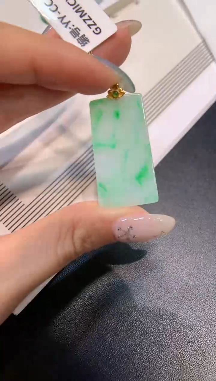 颈饰18K金镶嵌翡翠无事牌