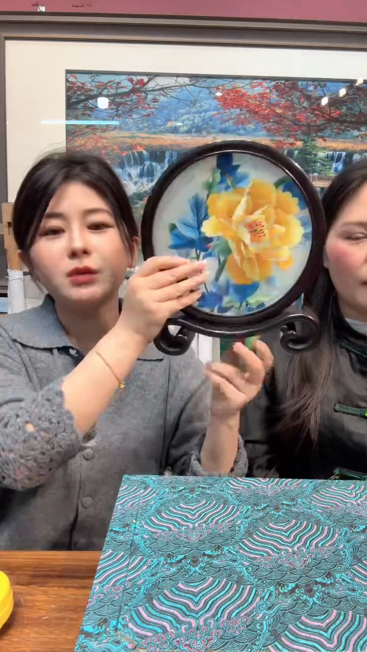 竖款非遗苏绣手工刺绣摆台