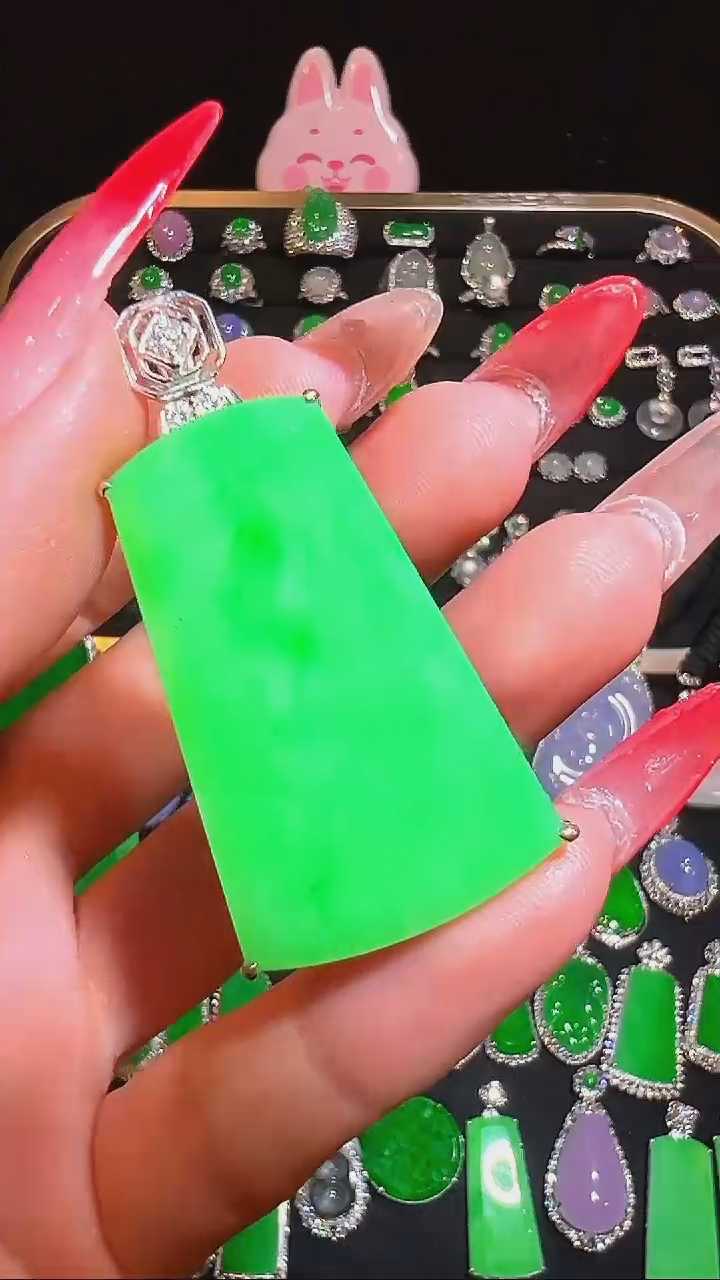 18K金镶嵌挂件翡翠吊坠