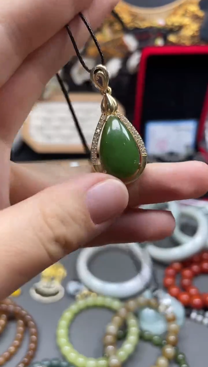 吊坠(赠链)未镶嵌和田玉（碧玉）多样性发货拍一发一