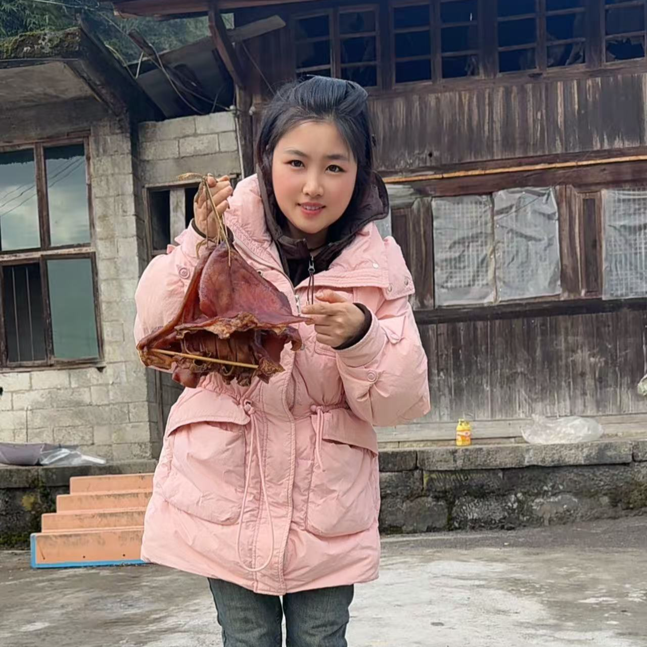 【腊猪尾。腊耳朵。舌头】现称恩施农家烟熏腊肉