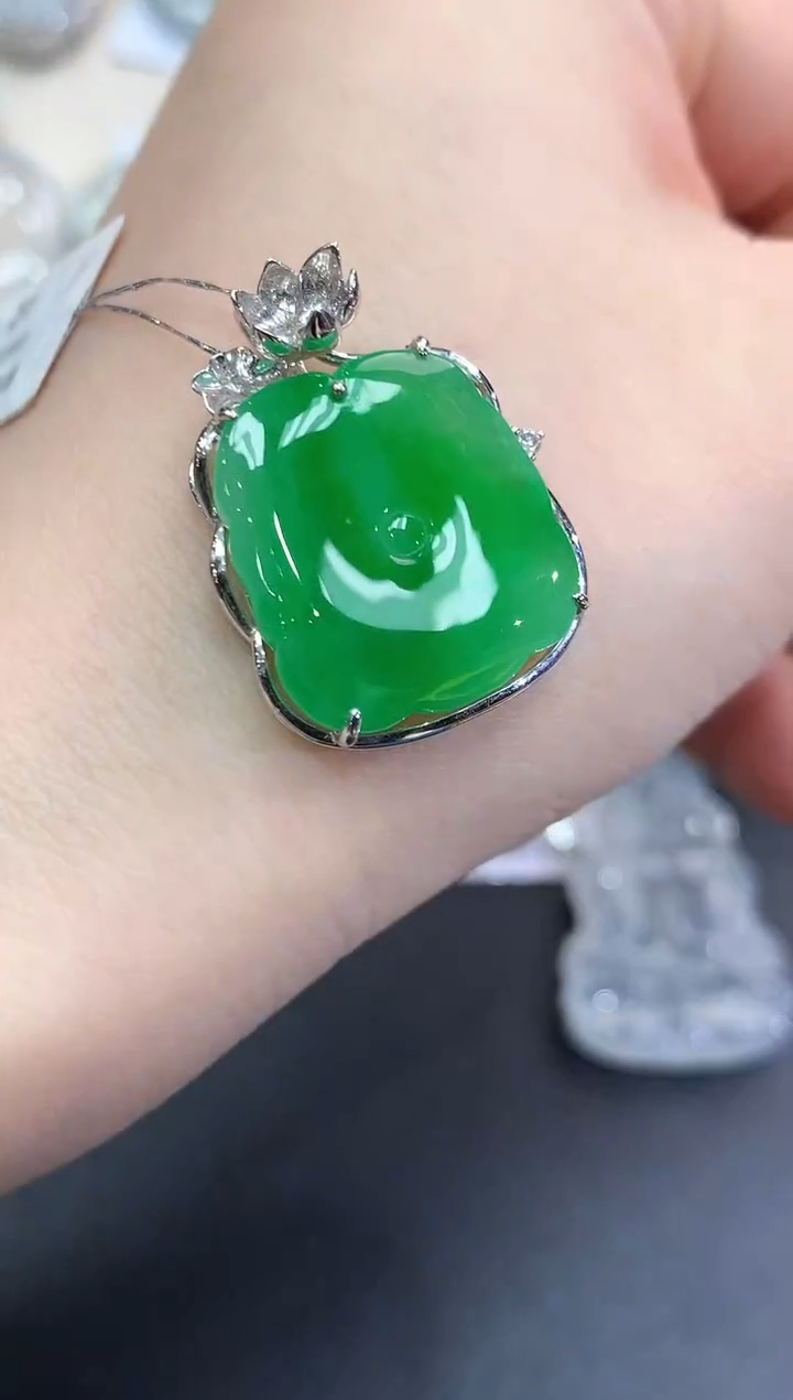 【闪购商品】翡翠颈饰18K金镶嵌C76   