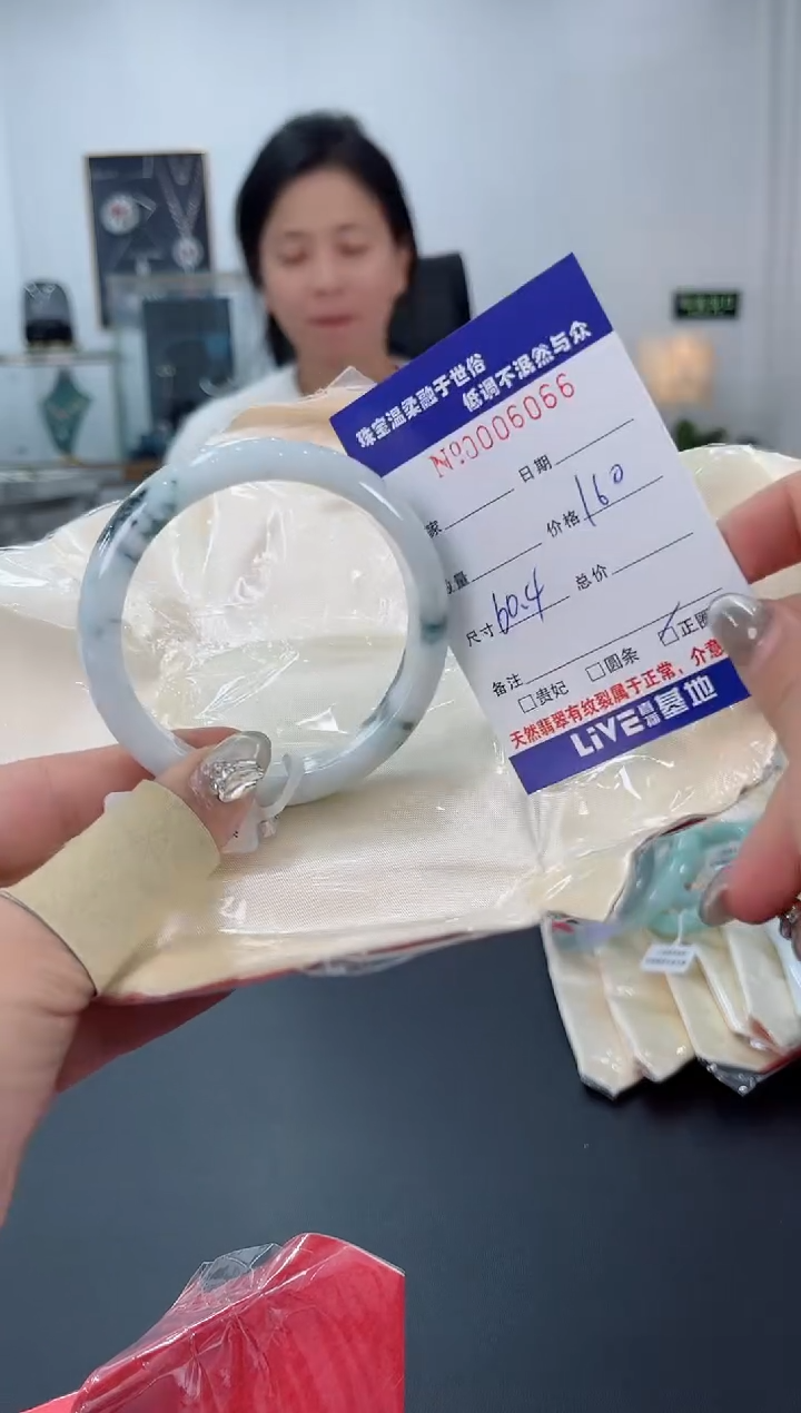 【闪购商品】翡翠手镯未镶嵌天然翡翠A货
