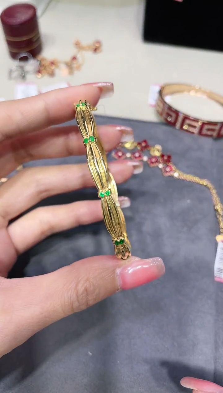 18K金镶嵌天然祖母绿手镯