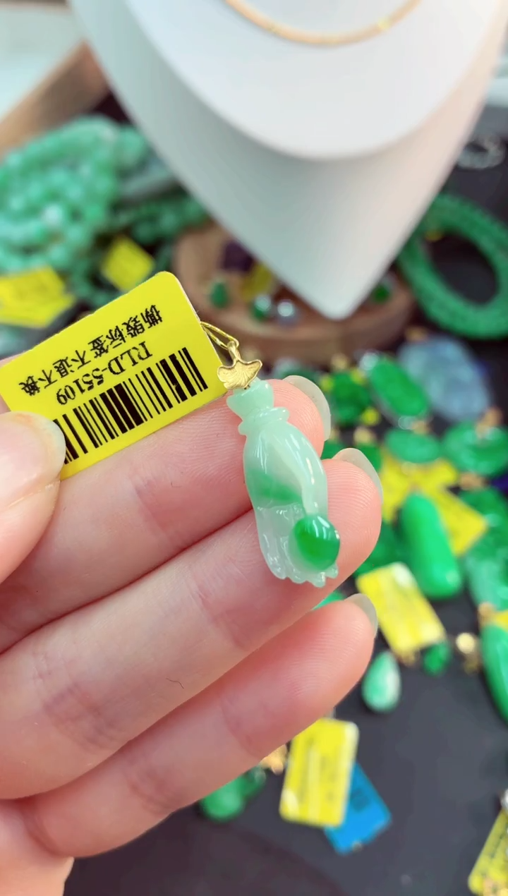 吊坠(不含链)18K金镶嵌翡翠挂件