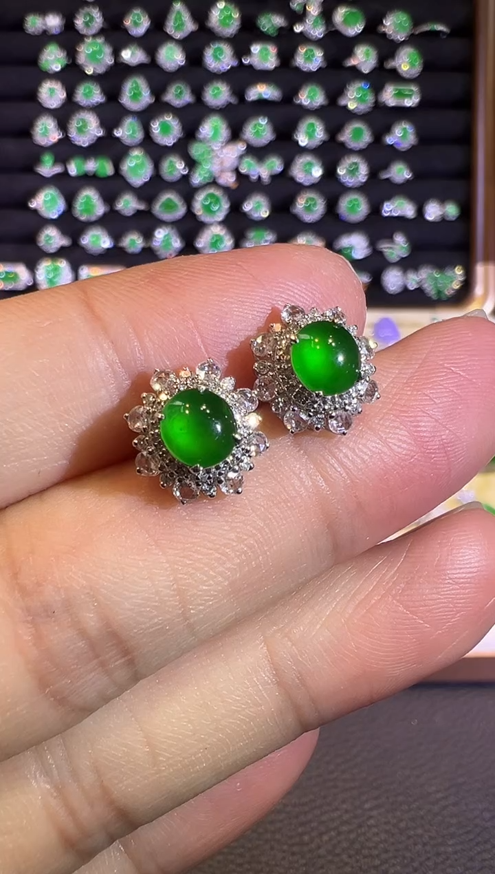 【闪购商品】翡翠耳饰18K金镶嵌小帝王绿起光蛋面耳钉