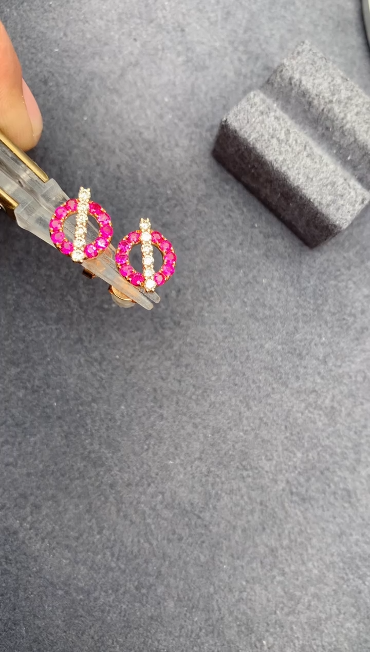 【闪购商品】红宝石耳钉18K金镶嵌70分红宝石耳钉