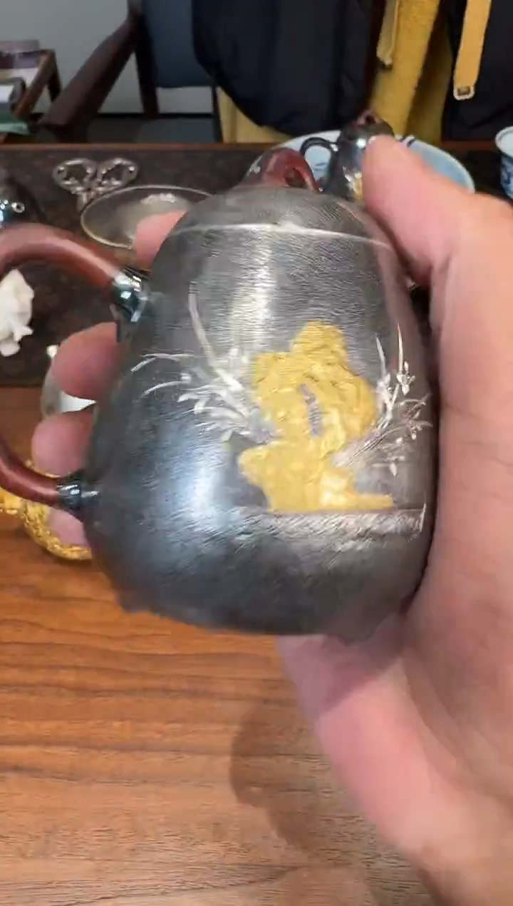 -弘*堂'呆坐 錾刻嵌金幽兰抱石 祥瓜壶