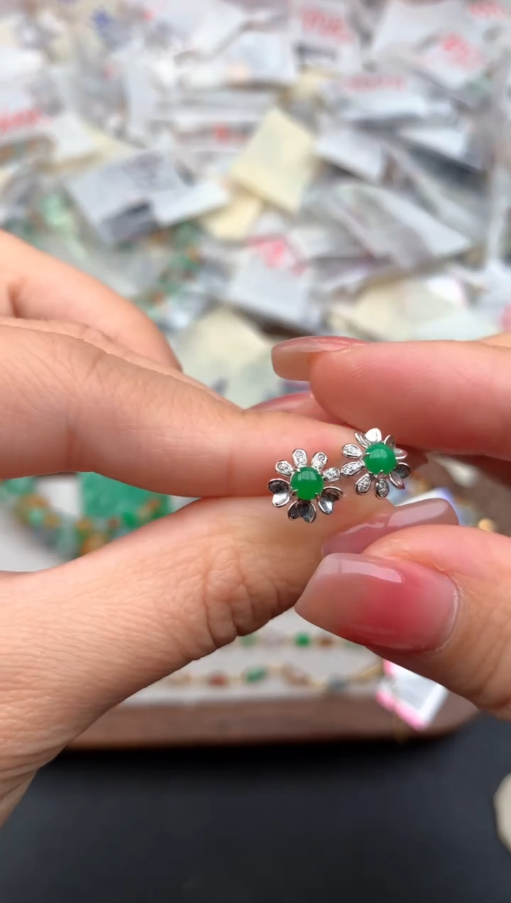 18K金镶嵌挂件翡翠一