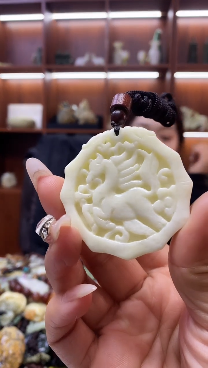 未镶嵌蛇纹石玉吊坠    