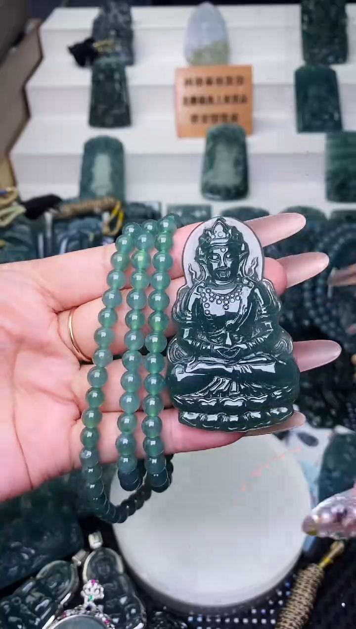 颈饰未镶嵌翡翠 