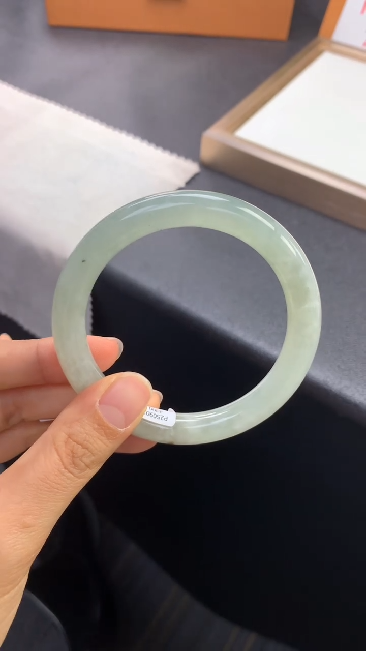未镶嵌手镯（圆镯）翡翠退货需手镯吊牌标签完好