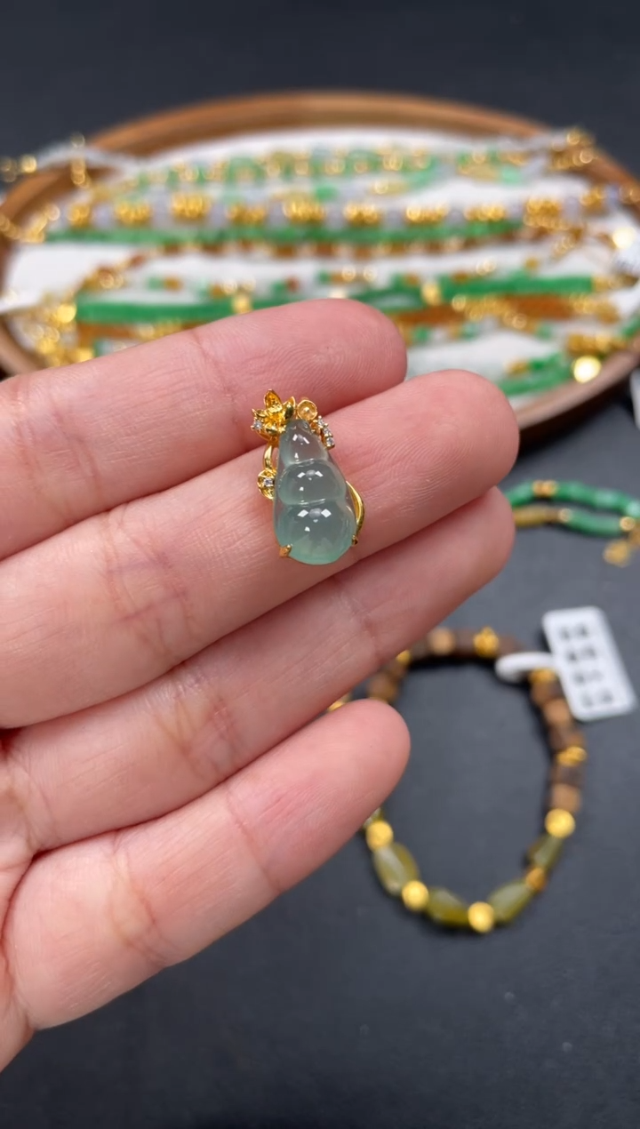 套链18K金镶嵌翡翠一个  P495