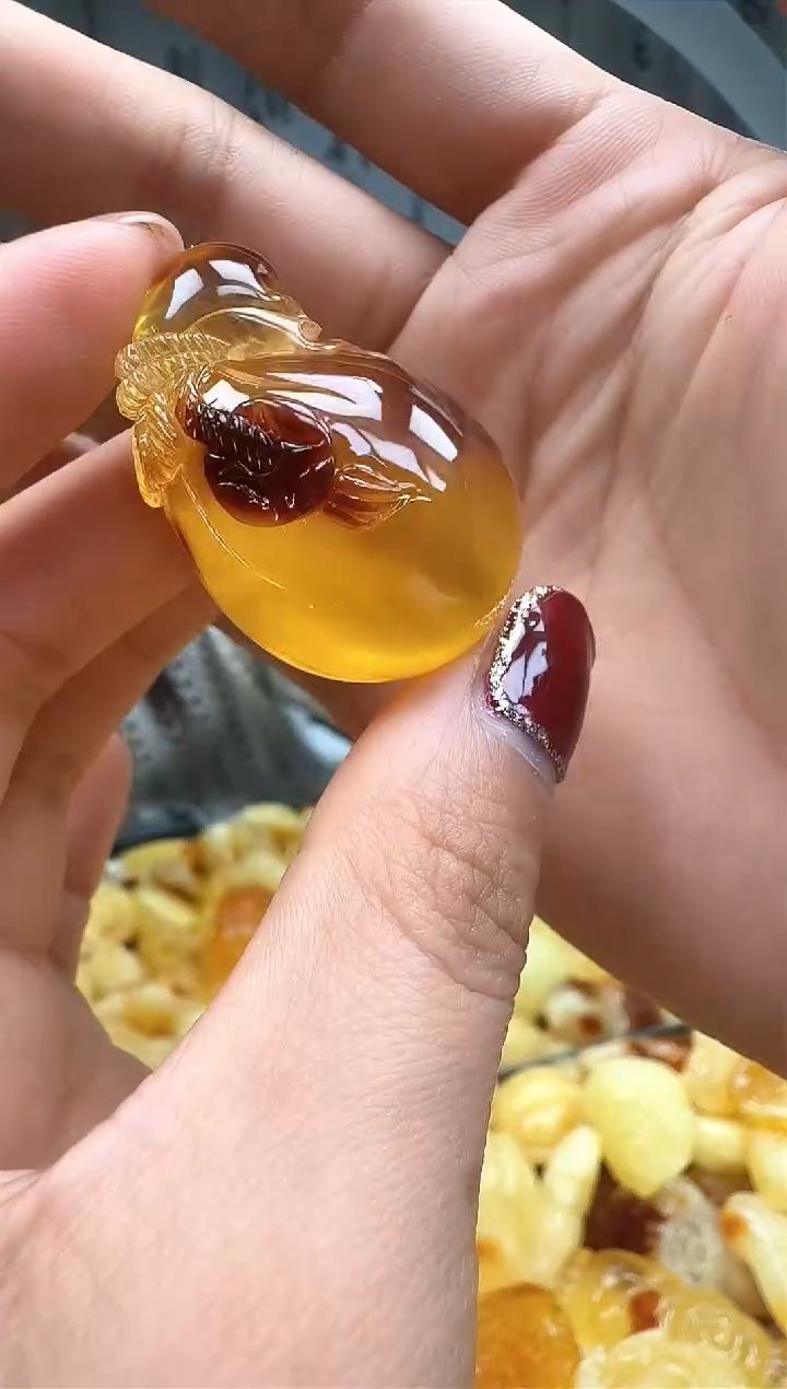 【闪购商品】琥珀裸石未镶嵌挂坠