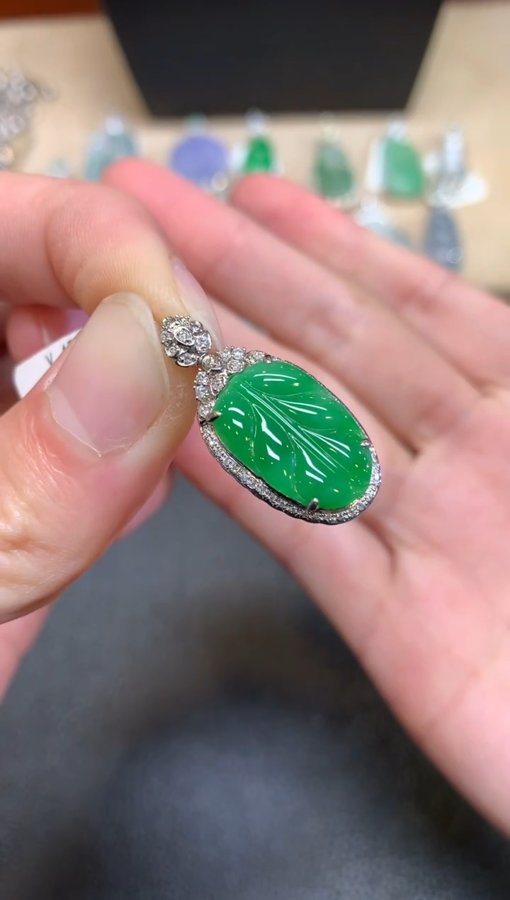 【闪购商品】翡翠颈饰18K金镶嵌叶子【无服务费】