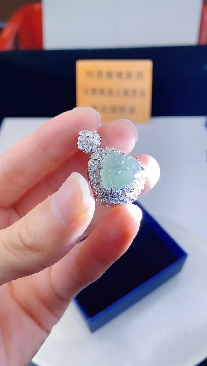 颈饰未镶嵌翡翠 