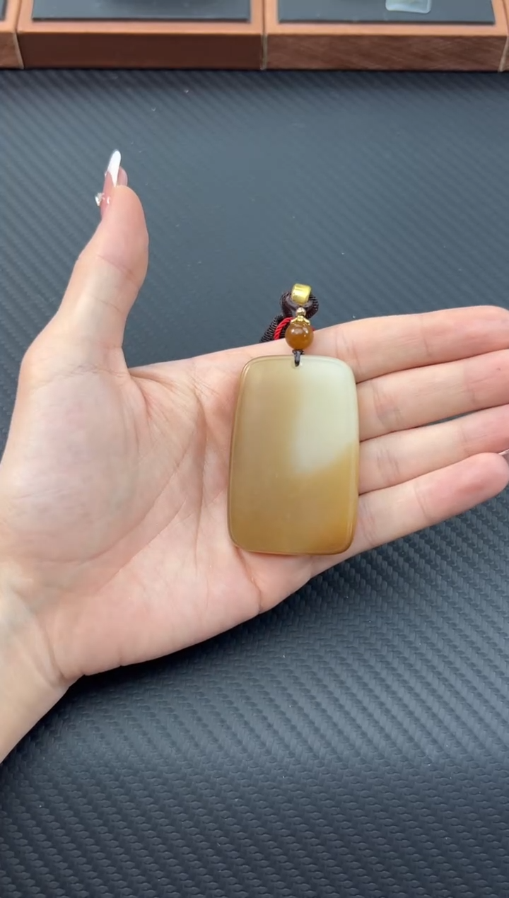 【闪购商品】和田玉吊坠(赠链)未镶嵌且末金山微色差吊坠