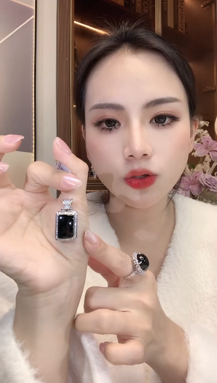 【闪购商品】翡翠吊坠(不含链)18K金镶嵌D49