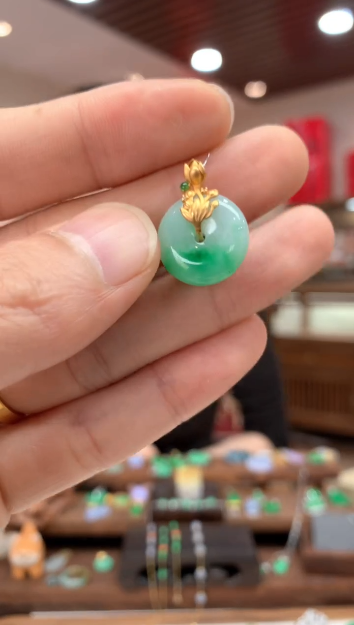 【闪购商品】翡翠吊坠(不含链)18K金镶嵌平安扣