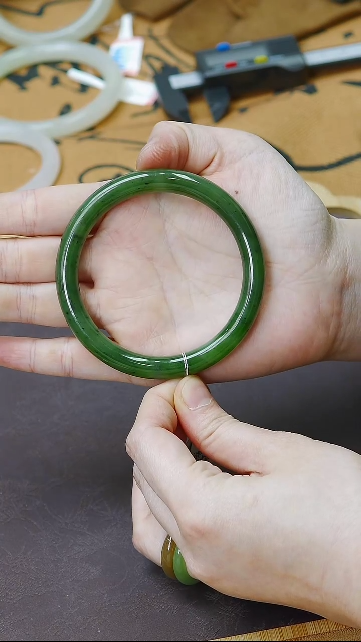 未镶嵌手镯和田玉58-59圈口胖圆条冰阳辣绿