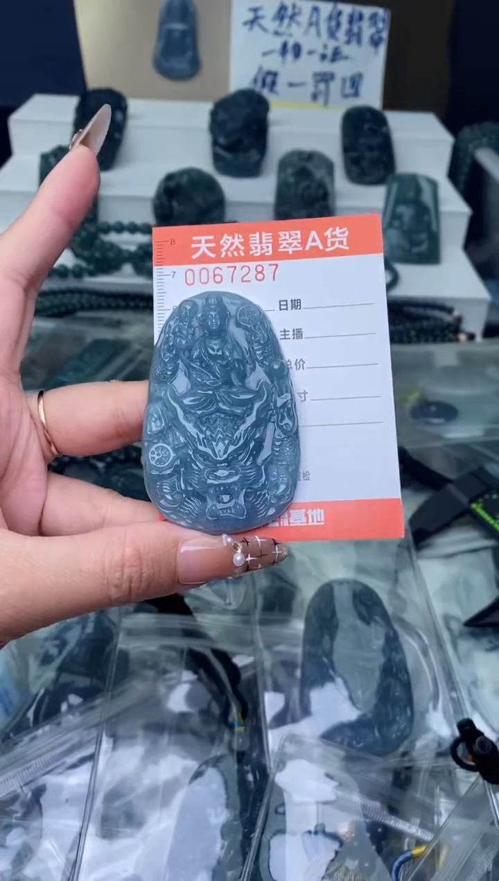 翡翠未镶嵌颈饰········