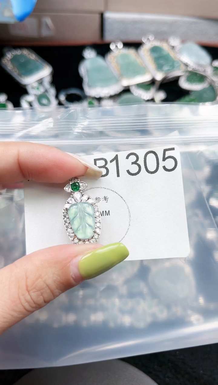 【闪购商品】翡翠颈饰未镶嵌1305赠皮绳