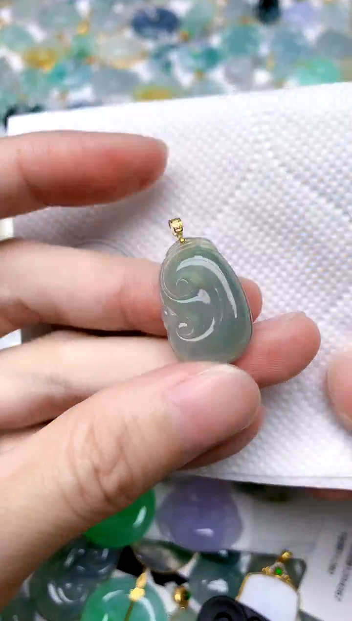 颈饰18K金镶嵌翡翠天然A货翡翠