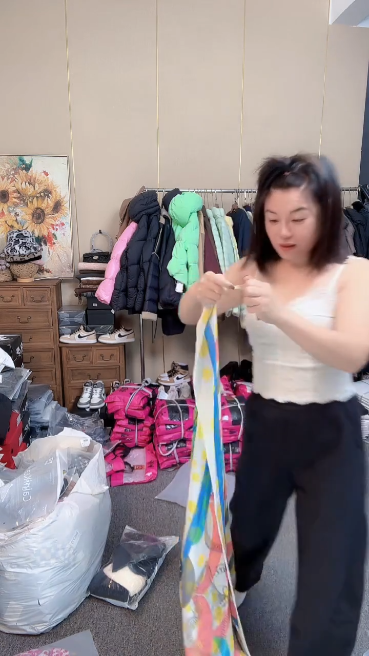 丝巾随机发一大一小                    