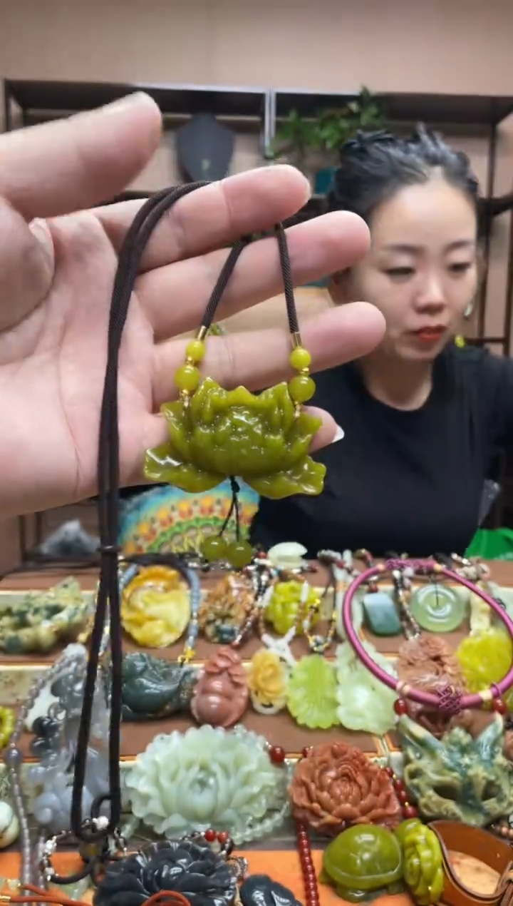 未镶嵌岫玉颈饰多样性发货发其中之一