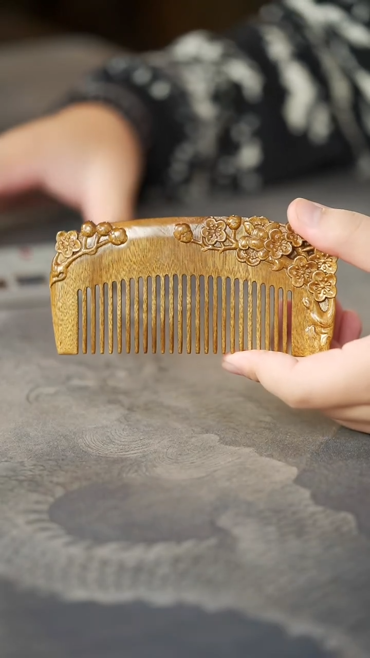 金丝楠老料大漆款踏雪寻梅梳