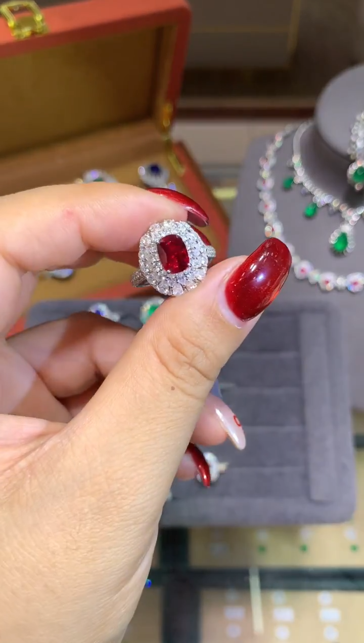 18K金镶嵌戒指红宝石2.01ct