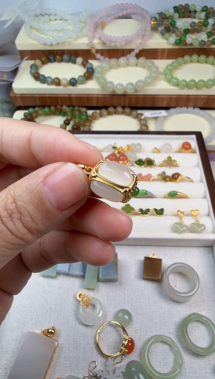 颈饰银S925镶嵌和田玉o***n吊坠