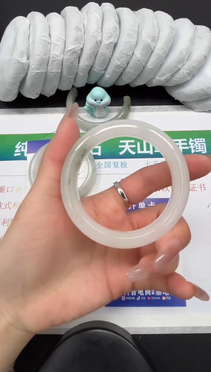 【闪购商品】石英质玉手镯合金106-55.4