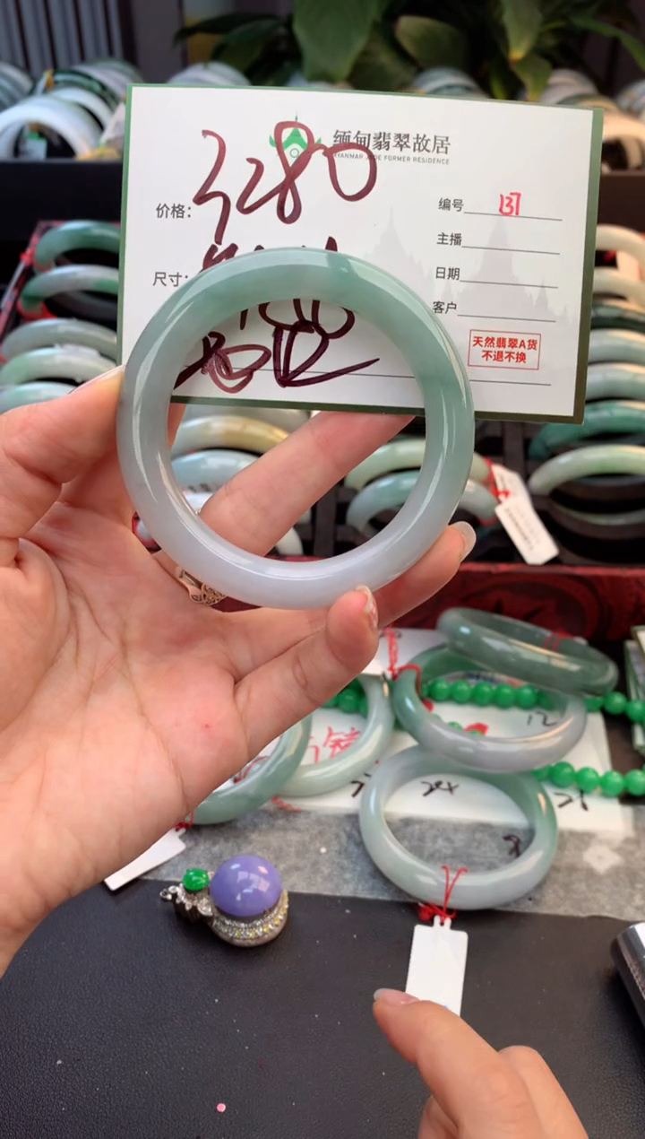 未镶嵌定制翡翠毛货需精细抛光+多人